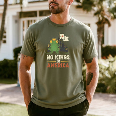 No Kings In American Frog Tee – Funny Cartoon Graphic T-Shirt – Patriotic Rebellion Top
